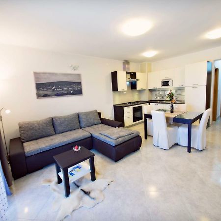 Apartmani Fortuna ズラリン エクステリア 写真