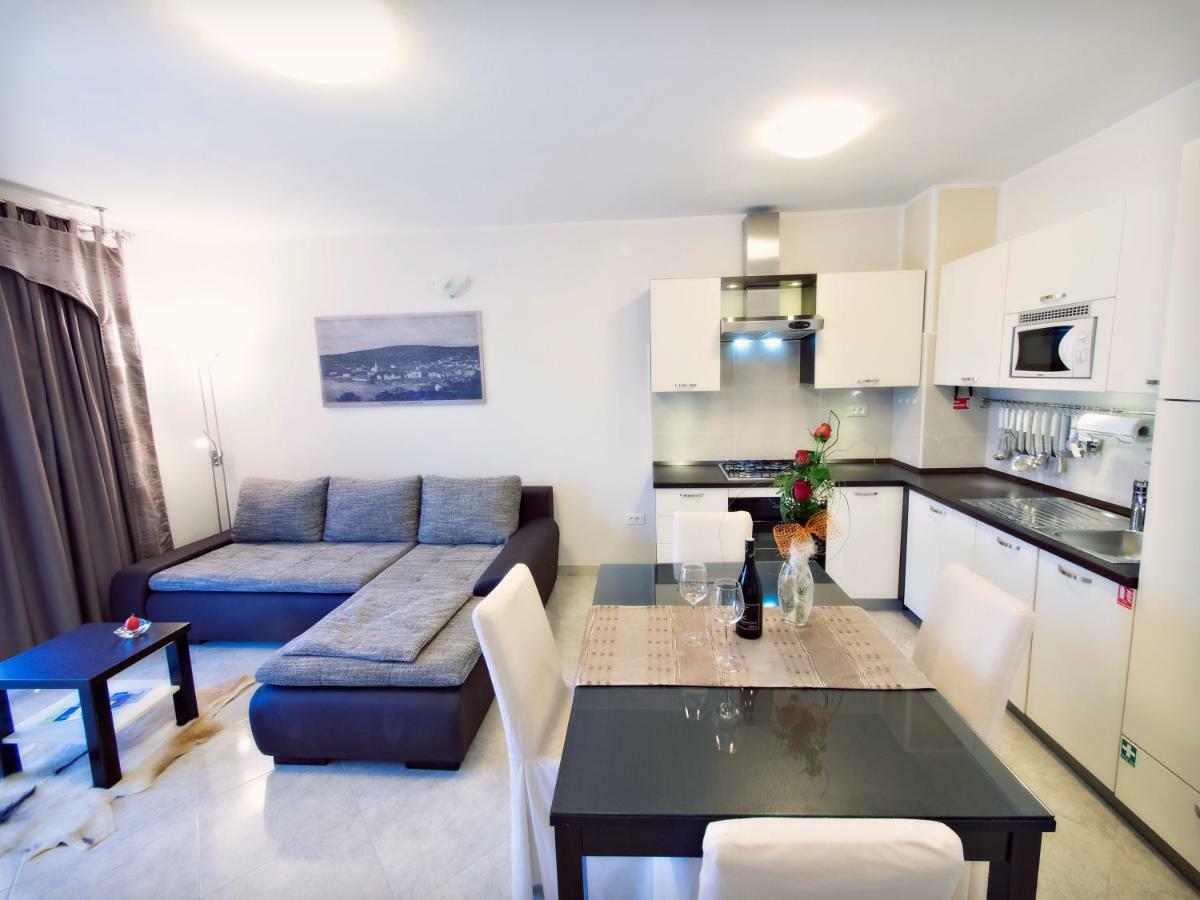Apartmani Fortuna ズラリン エクステリア 写真