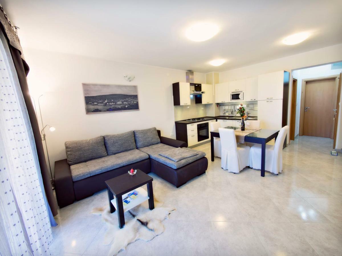 Apartmani Fortuna ズラリン エクステリア 写真